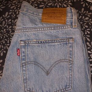 ripped levi’s wedgie light wash mom jeans